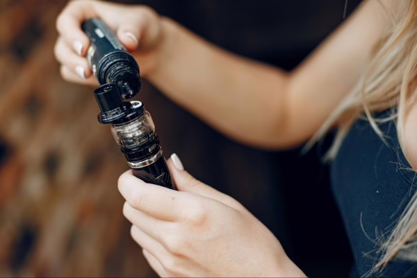 Salt Nic vs Freebase: Pertimbangan Risiko dan Regulasi untuk Brand Liquid Vape